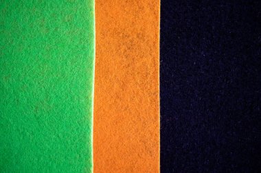 Arka planda, siyah yeşil turuncu.