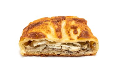 Kızarmış turta ve patates, beyaz arka planda..