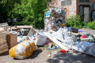 Petropavlovsk, Kazakistan - 9 Haziran 2021: Şehirde çöp konteynerleri.