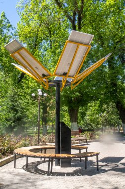 Parkta güneş enerjili ahşap banklar