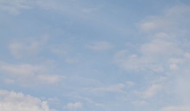 Mavi gökyüzü ile beyaz bulutlar. Gökyüzü arka plan.