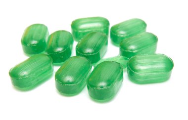 Yeşil haplar, şeker için şekerler, beyaz arka planda izole edilmiş..