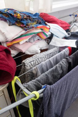 Günlük giysiler evde kurumaya bırakılmış.