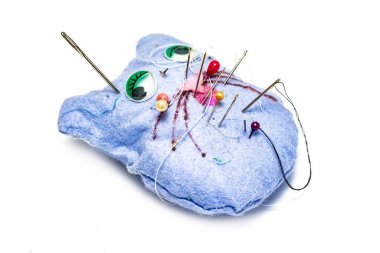 Beyaz arka planda iğneler için yastık.