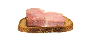 Beyaz arka planda jambonlu bir dilim ekmek.