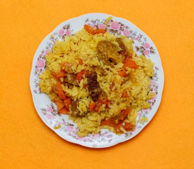 Tabakta pilav, pirinç eti, havuç, yiyecek..