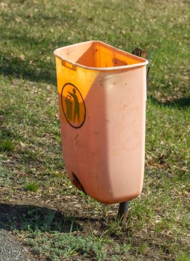 Parktaki çöp bidonları.