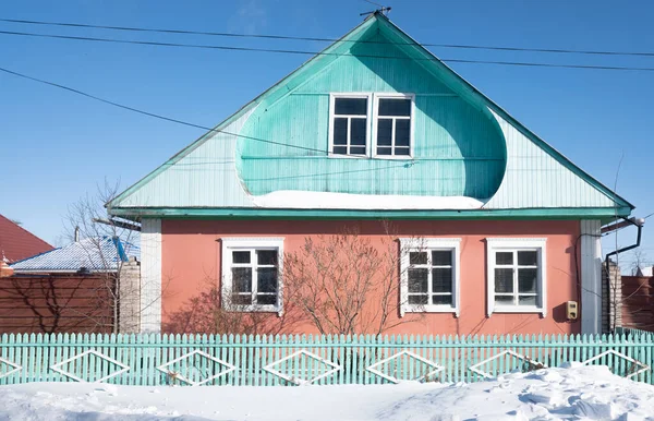 冬季风景村的房子被雪覆盖着 — 图库照片