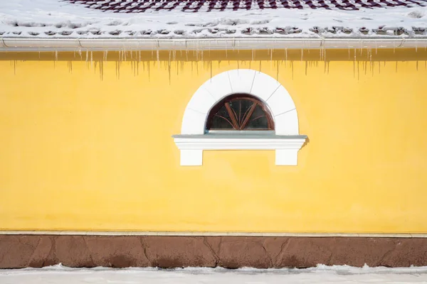 Желтая Стена Здания Полукруглым Окном — стоковое фото