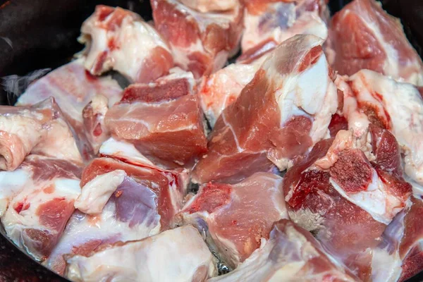 Trozos Carne Cruda Una Sartén — Foto de Stock