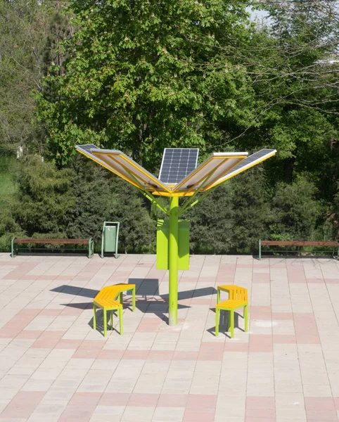 Bancos Madeira Parque Com Carregamento Solar — Fotografia de Stock