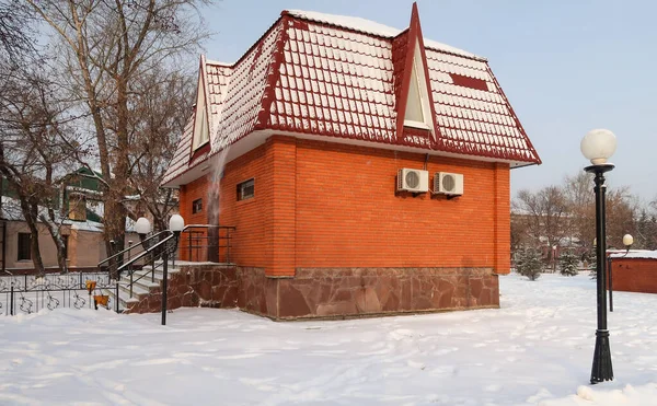 Casa Tijolo Vermelho Paisagem Inverno — Fotografia de Stock