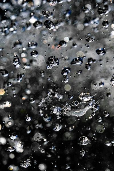 Σταγόνες Νερού Περιορίζονται Σκοτεινό Φόντο Πιτσιλιές Νερού Παγωμένες Στον Αέρα — Φωτογραφία Αρχείου