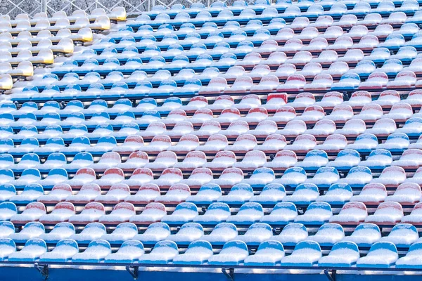 Asientos Estadio Nieve Invierno Asientos Multicolores Cubiertos Nieve Estadio Invierno —  Fotos de Stock