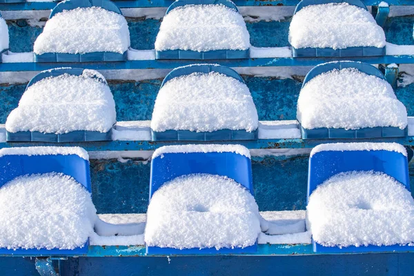 Stadion Zetels Sneeuw Winter Sneeuw Bedekte Veelkleurige Stoelen Het Stadion — Stockfoto