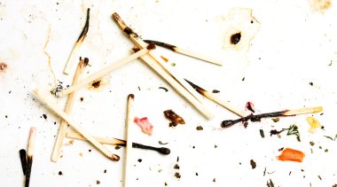 Toprak zemin üzerine yanmış eşleşmeleri grup