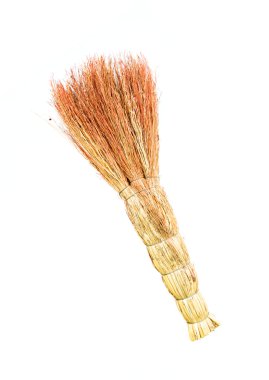 el üstünde izole beyaz süpürge