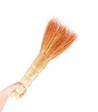 el üstünde izole beyaz süpürge