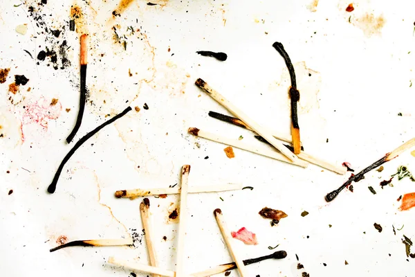 Gruppo di fiammiferi bruciati sullo sfondo sporco — Foto Stock