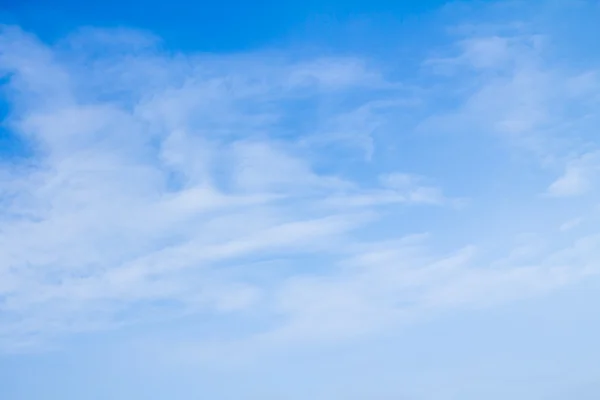 Céu azul com nuvens — Fotografia de Stock