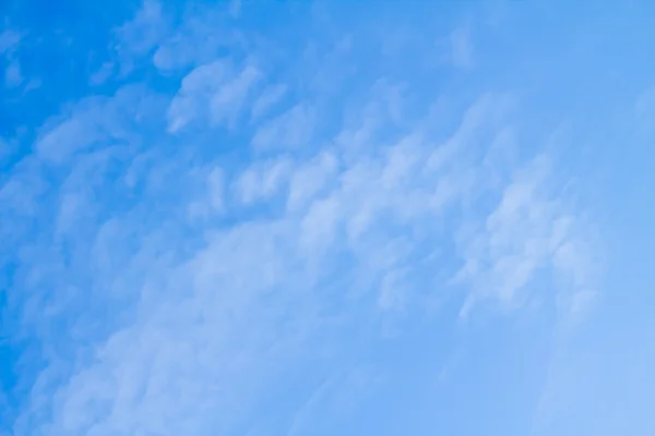 Cielo azul con nubes — Foto de Stock