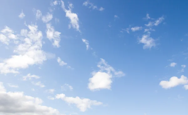 Blauwe lucht met wolken — Stockfoto