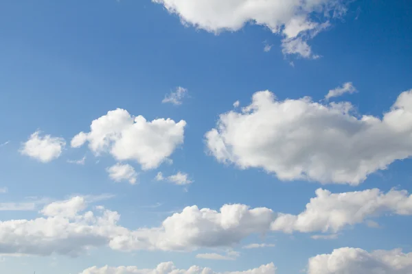 Nuvens céu azul — Fotografia de Stock