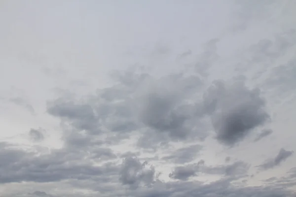 Sinisen taivaan pilvet — kuvapankkivalokuva