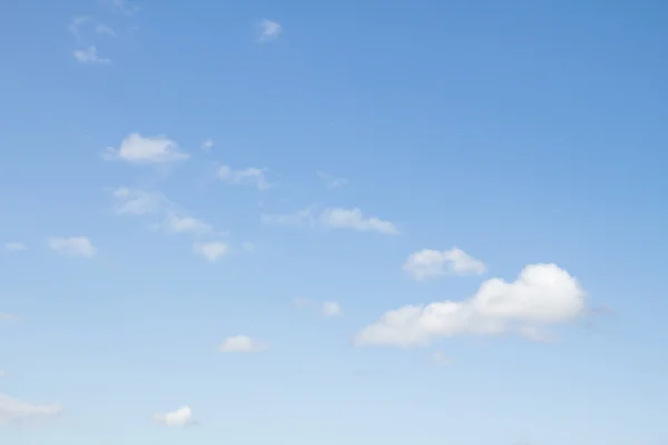 Céu azul com nuvens — Fotografia de Stock