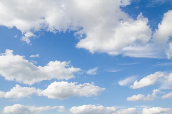 Nuages de ciel bleu — Photo