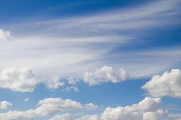 Nuvens céu azul — Fotografia de Stock