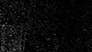 Siyah arkaplanda su damlaları