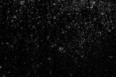 Siyah arkaplanda su damlaları