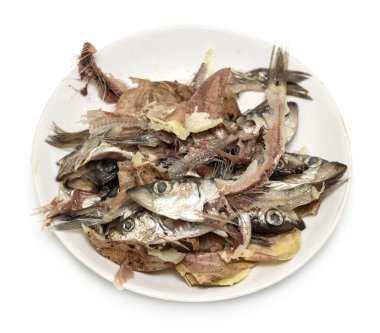 Balık kemikleri bir plaka üzerinde