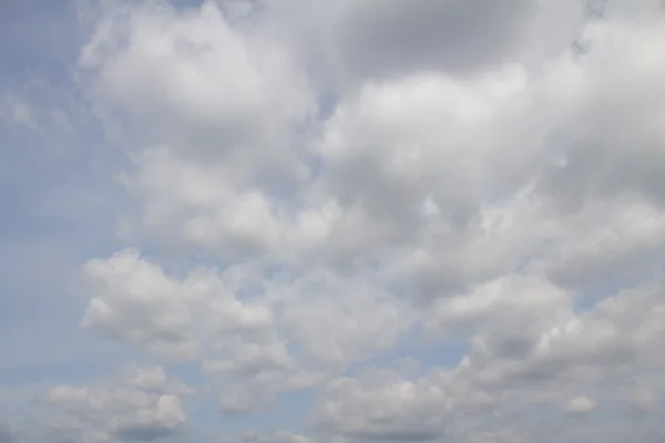 เมฆท้องฟ้าสีฟ้า — ภาพถ่ายสต็อก