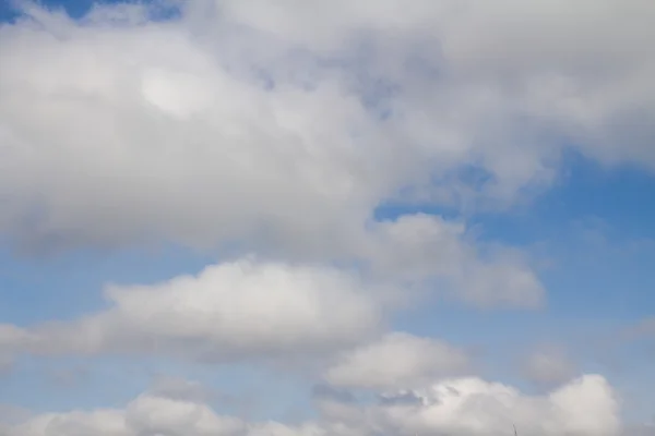 Nuvens céu azul — Fotografia de Stock