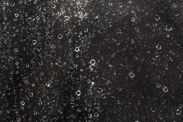 Gocce d'acqua su fondo nero — Foto Stock