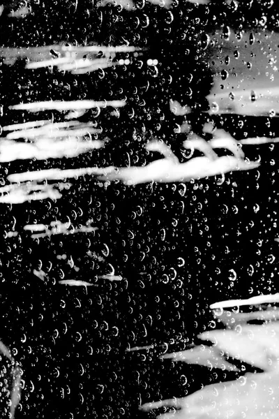 Wassertropfen auf schwarzem Hintergrund — Stockfoto
