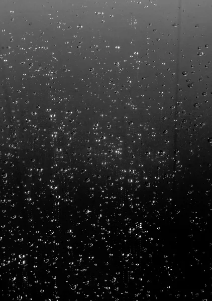 Gotas de agua sobre un fondo negro —  Fotos de Stock