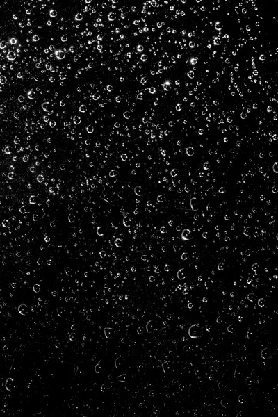 Gouttes d'eau sur fond noir — Photo