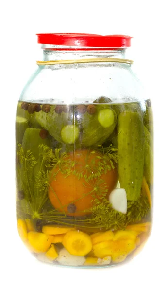 Öppen burk Pickles — Stockfoto