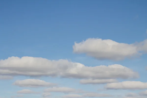 Céu azul com nuvens — Fotografia de Stock