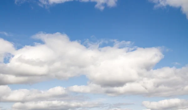 Wolken am blauen Himmel — Stockfoto