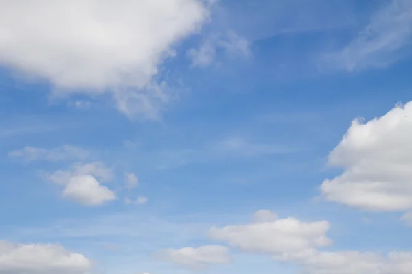 Nubes de cielo azul —  Fotos de Stock