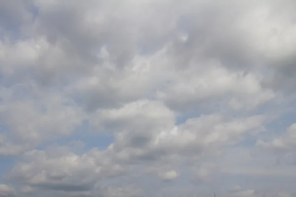 Nuages de ciel bleu — Photo