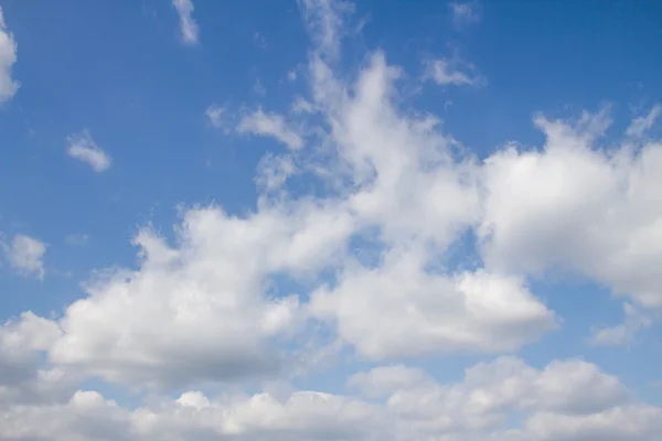 Blauwe lucht wolken — Stockfoto