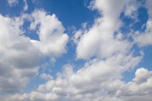 Wolken am blauen Himmel — Stockfoto