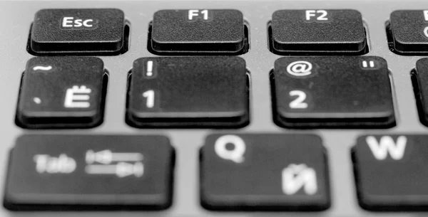 Teclado preto com letras brancas — Fotografia de Stock