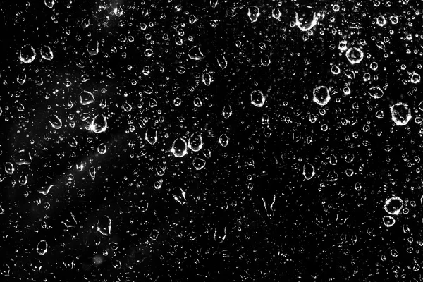 Gotas de agua burbujas en una oscuridad — Foto de Stock