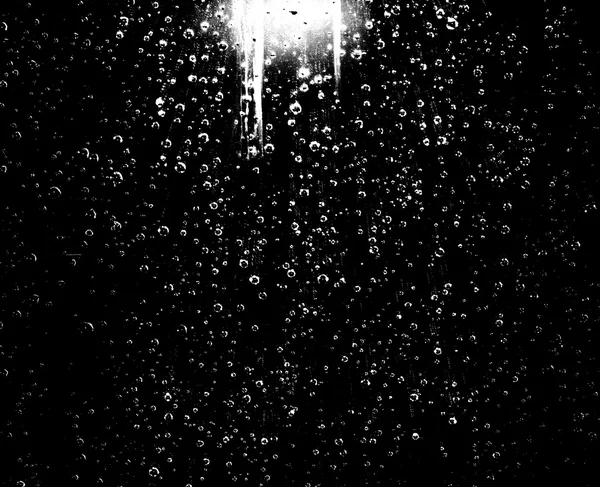 Kapky vody bubliny na tmavý — Stock fotografie
